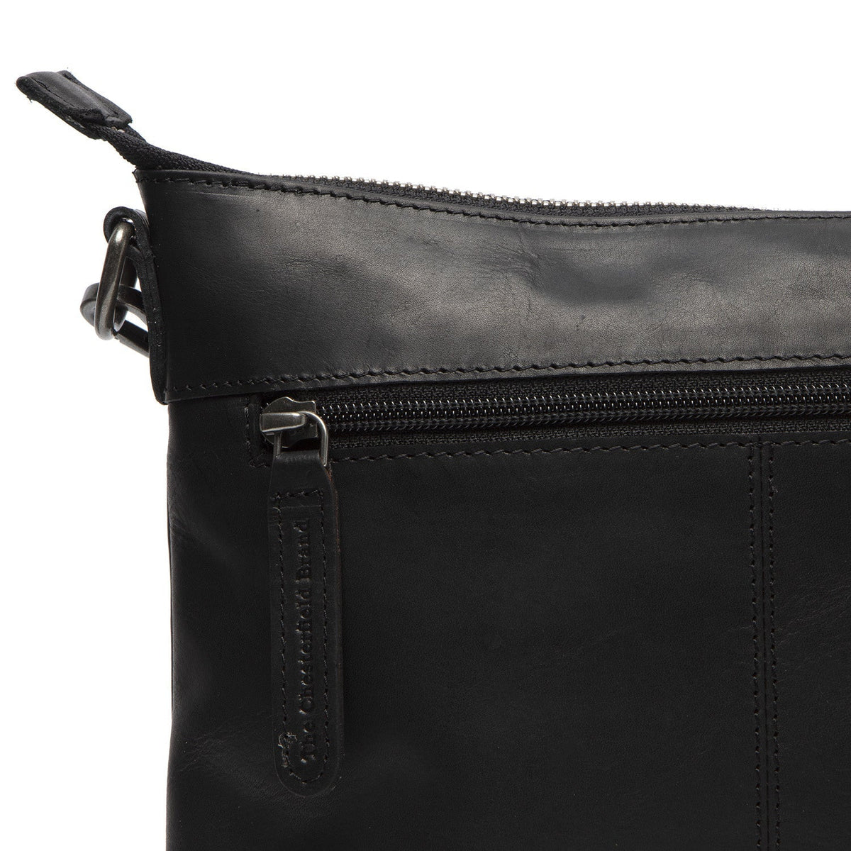 
Solid Antique Brass Hardware & Heavy-Duty Dual Zipper Detail on Faro Leður crossbody taska