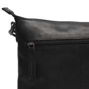 
Solid Antique Brass Hardware & Heavy-Duty Dual Zipper Detail on Faro Leður crossbody taska