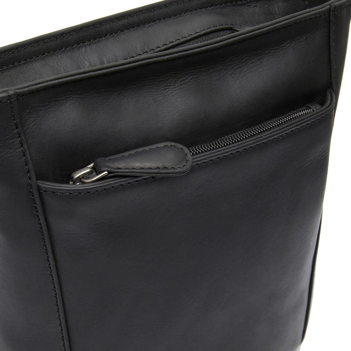 
Fintona Leður crossbody taska - Hliðarsýn sem sýnir dýpt og rúmmál