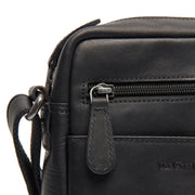 
Laveno Leður crossbody taska - Hliðarsýn sem sýnir dýpt og rúmmál