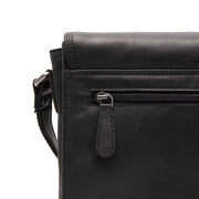 
Lunor Leður crossbody taska - Hliðarsýn sem sýnir dýpt og rúmmál