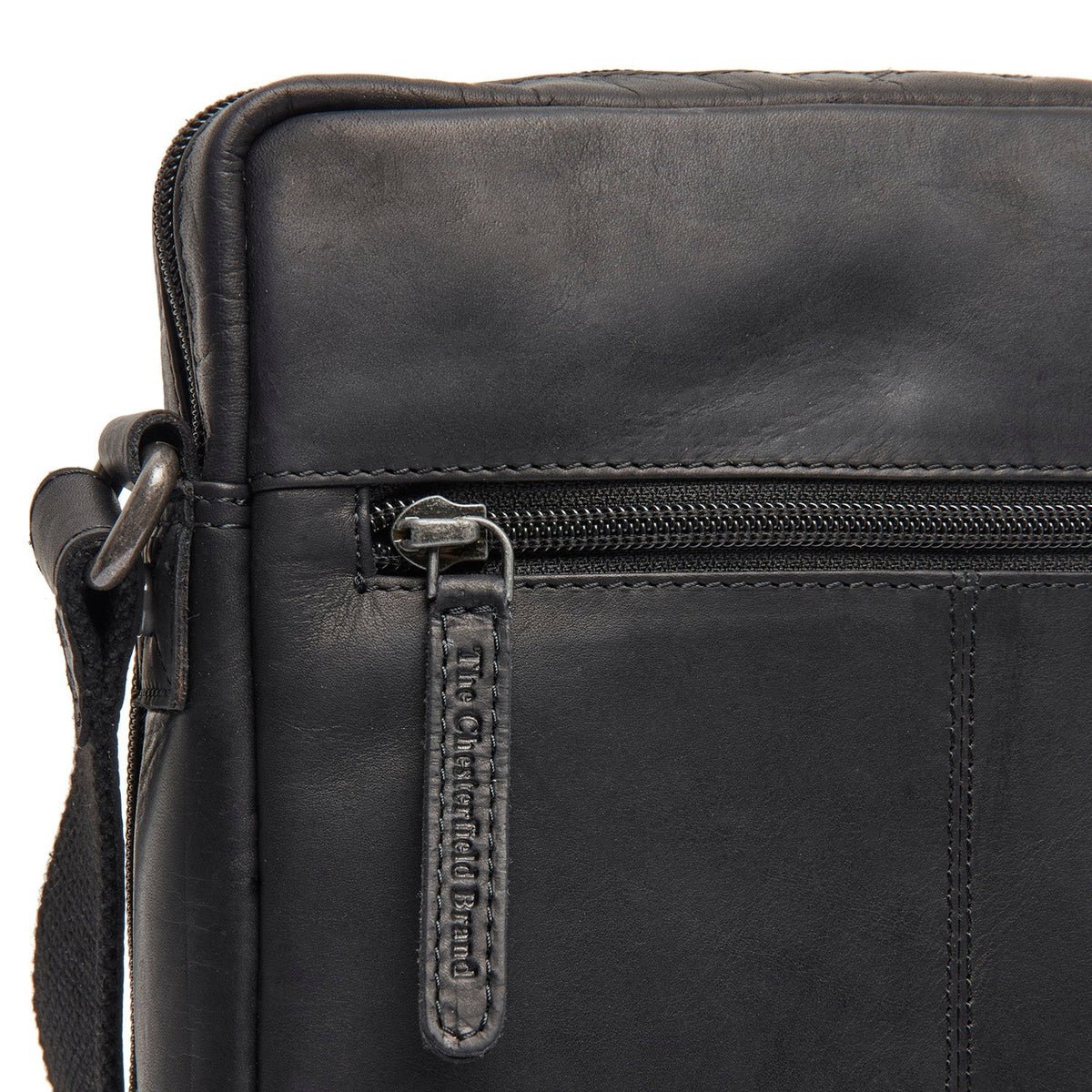 
Solid Antique Brass Hardware & Heavy-Duty Dual Zipper Detail on Montira Leður crossbody taska