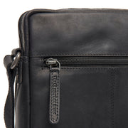
Solid Antique Brass Hardware & Heavy-Duty Dual Zipper Detail on Montira Leður crossbody taska