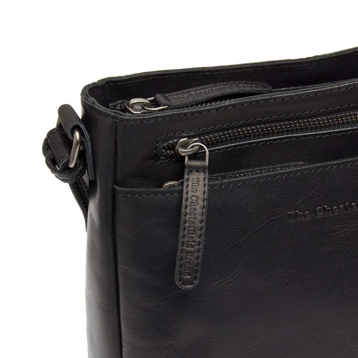 
Solid Antique Brass Hardware & Heavy-Duty Dual Zipper Detail on Mumbai Leður crossbody taska