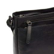
Solid Antique Brass Hardware & Heavy-Duty Dual Zipper Detail on Mumbai Leður crossbody taska