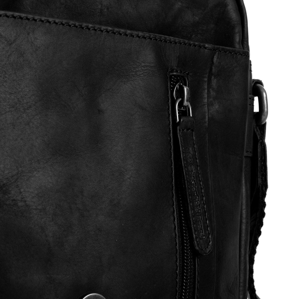 
Solid Antique Brass Hardware & Heavy-Duty Dual Zipper Detail on Remy Leður crossbody taska