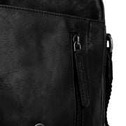 
Solid Antique Brass Hardware & Heavy-Duty Dual Zipper Detail on Remy Leður crossbody taska