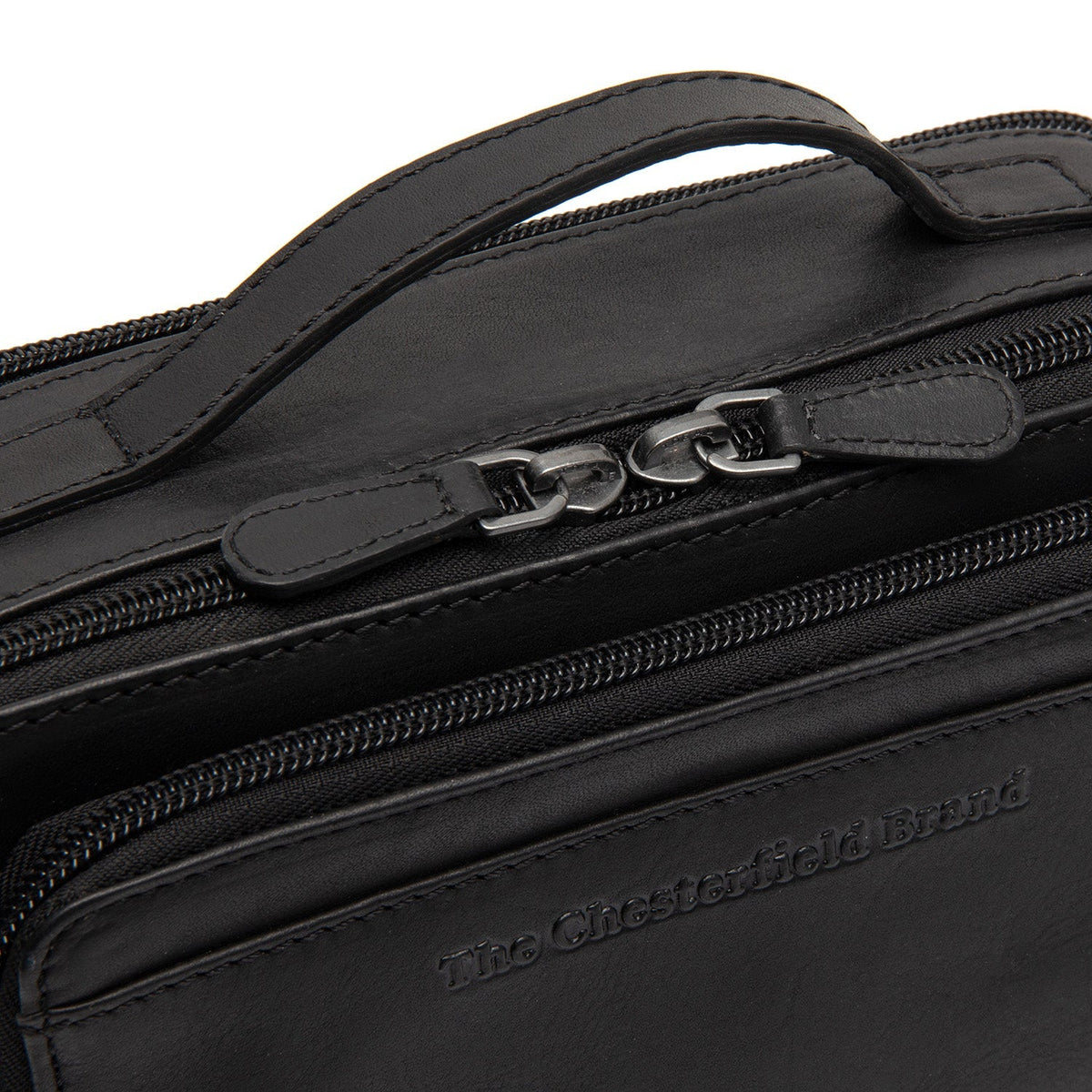 
Solid Antique Brass Hardware & Heavy-Duty Dual Zipper Detail on Rovon Leður crossbody taska
