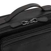
Solid Antique Brass Hardware & Heavy-Duty Dual Zipper Detail on Rovon Leður crossbody taska