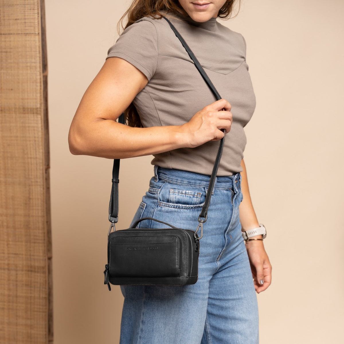 
Rovon Leður crossbody taska - Hliðarsýn sem sýnir dýpt og rúmmál