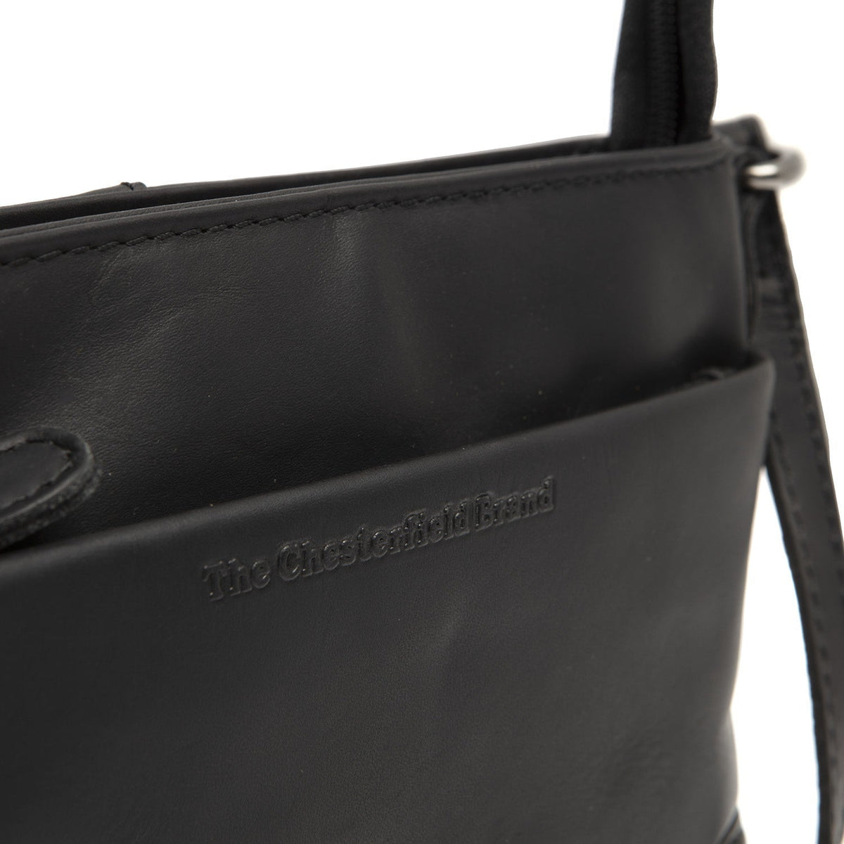 
Solid Antique Brass Hardware & Heavy-Duty Dual Zipper Detail on Salerno Leður crossbody taska
