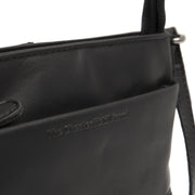 
Solid Antique Brass Hardware & Heavy-Duty Dual Zipper Detail on Salerno Leður crossbody taska