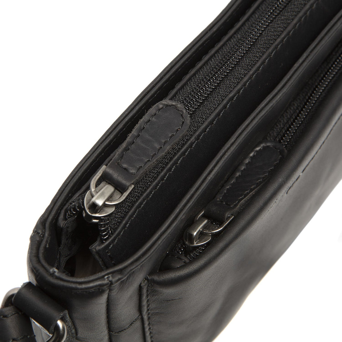 
Solid Antique Brass Hardware & Heavy-Duty Dual Zipper Detail on Southampton Leður crossbody taska