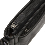 
Solid Antique Brass Hardware & Heavy-Duty Dual Zipper Detail on Southampton Leður crossbody taska