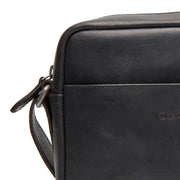 
Westmere Leður crossbody taska - Hliðarsýn sem sýnir dýpt og rúmmál