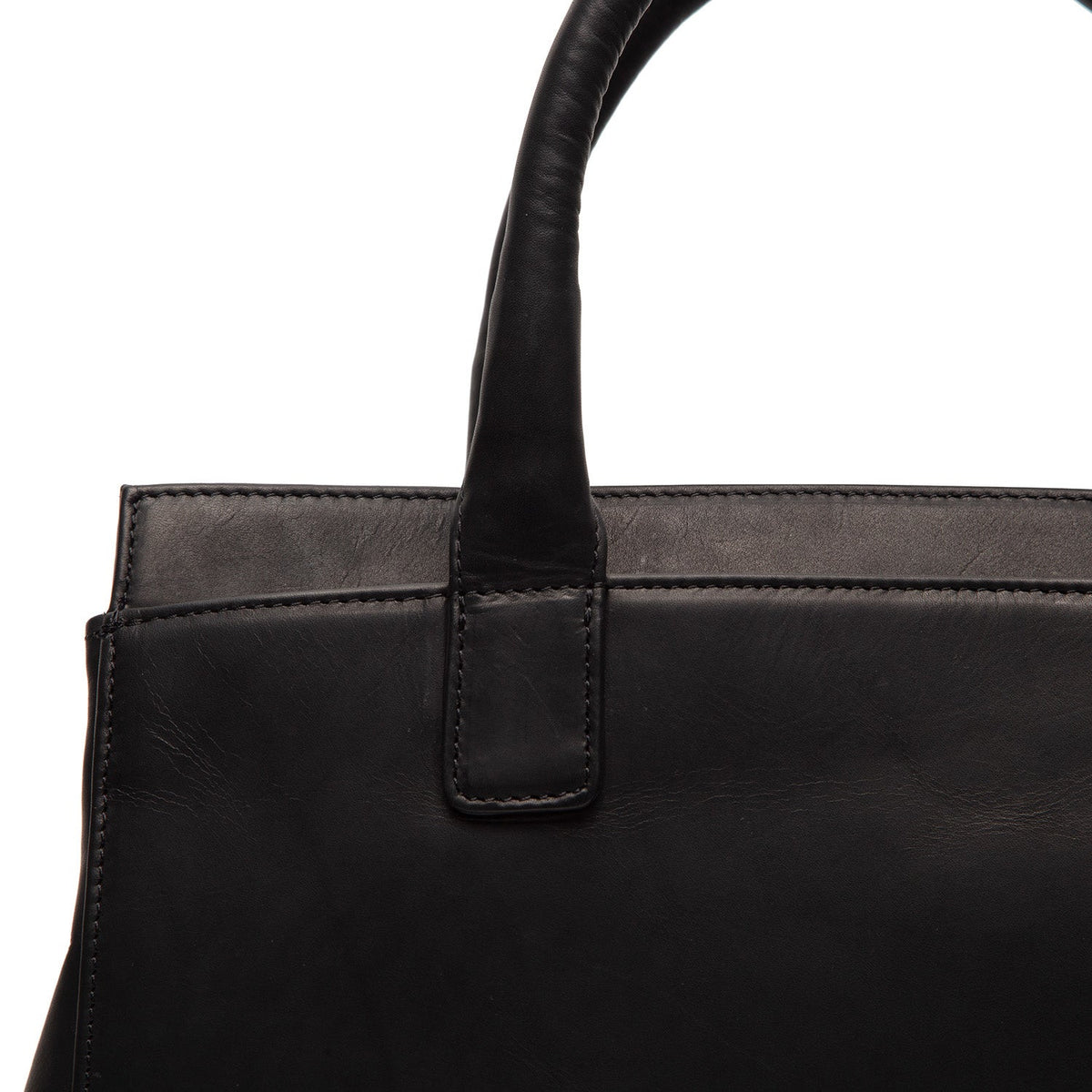 Nærmynd of Classic Collar & Heavy-Duty Zipper Hardware on Garda Full-Grain Leather Handbag