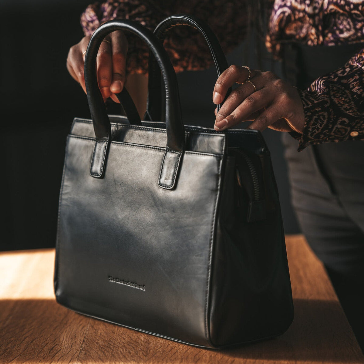 Garda Full-Grain Leather Handbag - Hliðarsýn með vinnuvistfræðilegu ermasniði