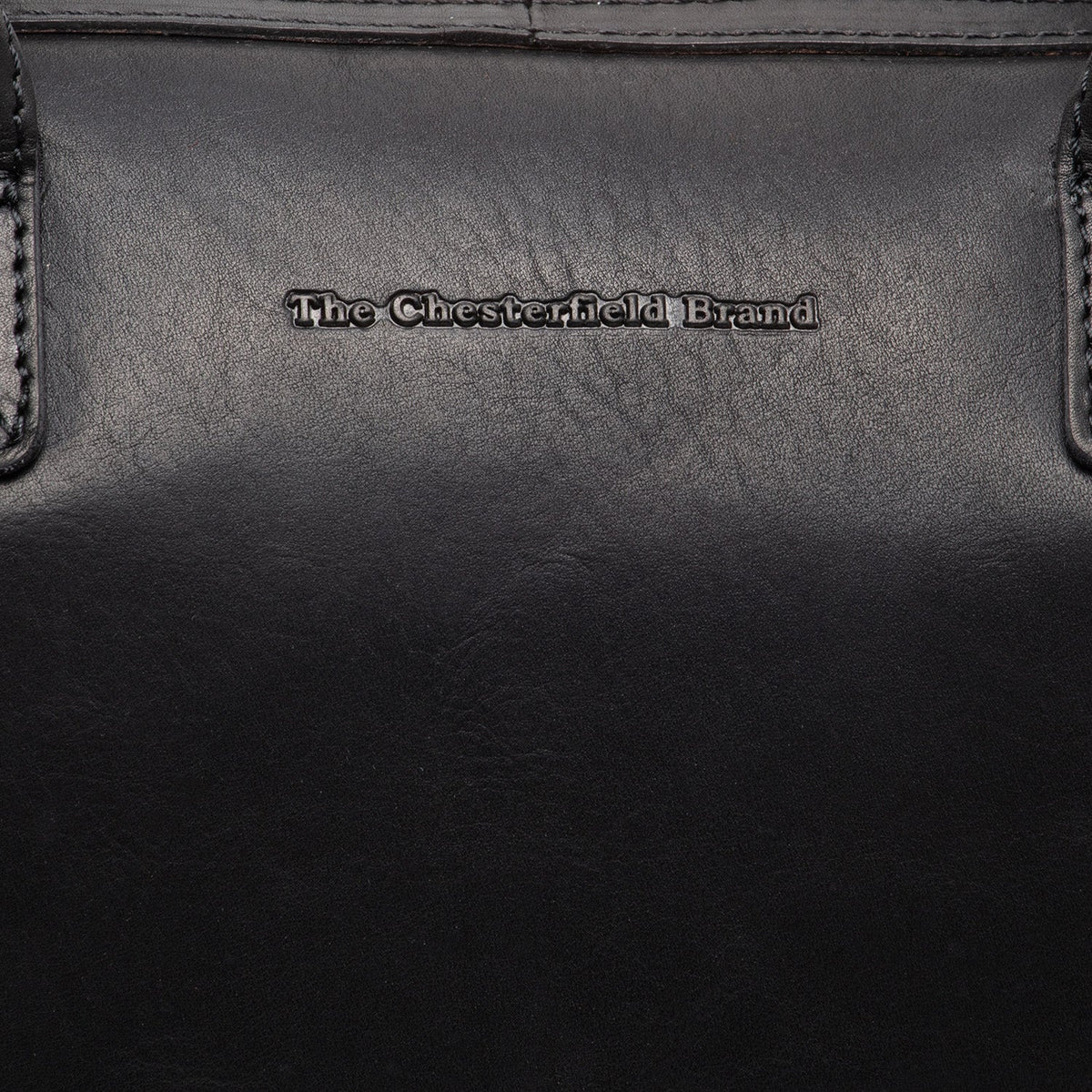 
Nærmynd of Classic Collar & Heavy-Duty Zipper Hardware on Langton Leður handtaska