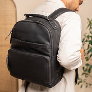 
Classic 100% Full-Grain leather Backpack - Að aftan með styrktum leðurólum