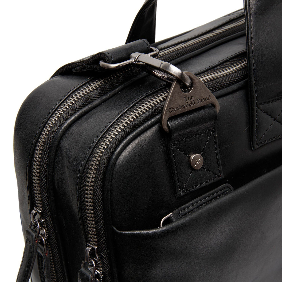 
Solid Antique Brass Hardware & Heavy-Duty Dual Zipper Detail on Iseo Leður fartölvutaska