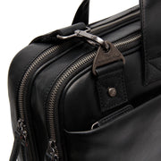 
Solid Antique Brass Hardware & Heavy-Duty Dual Zipper Detail on Iseo Leður fartölvutaska