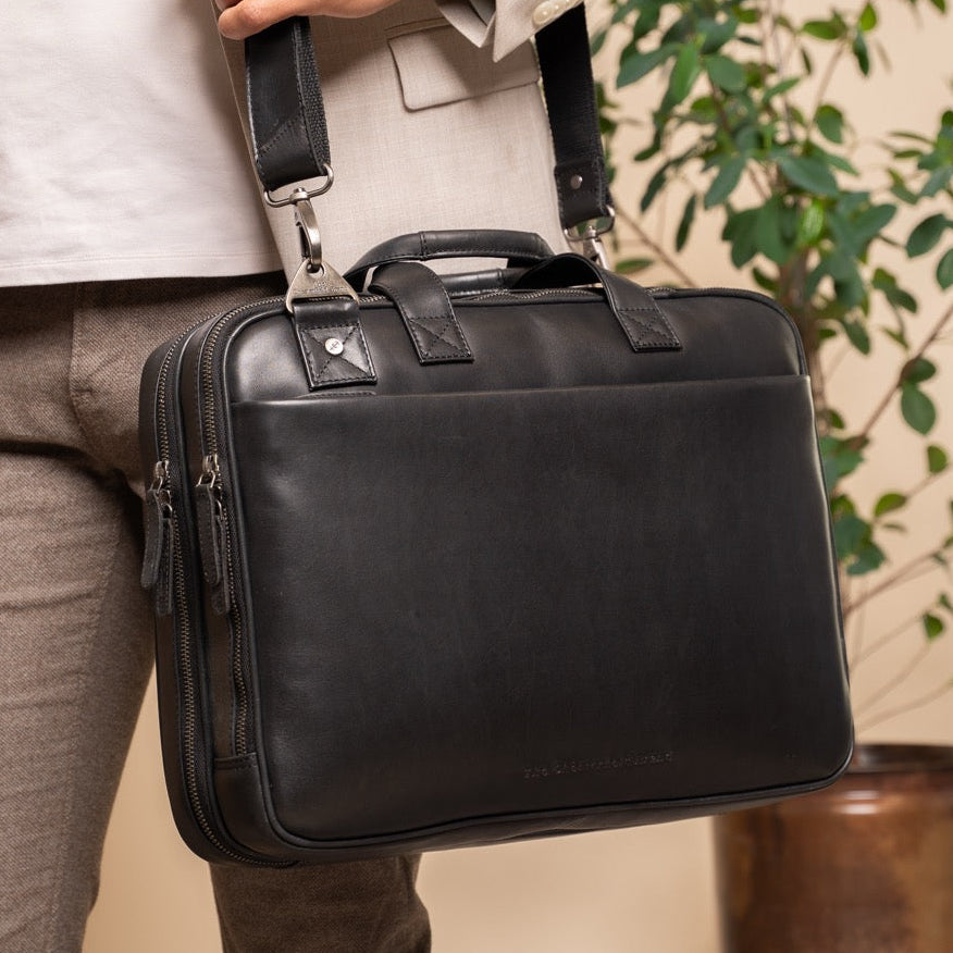 
Classic 100% Full-Grain leather Briefcase - Að aftan með styrktum leðurólum