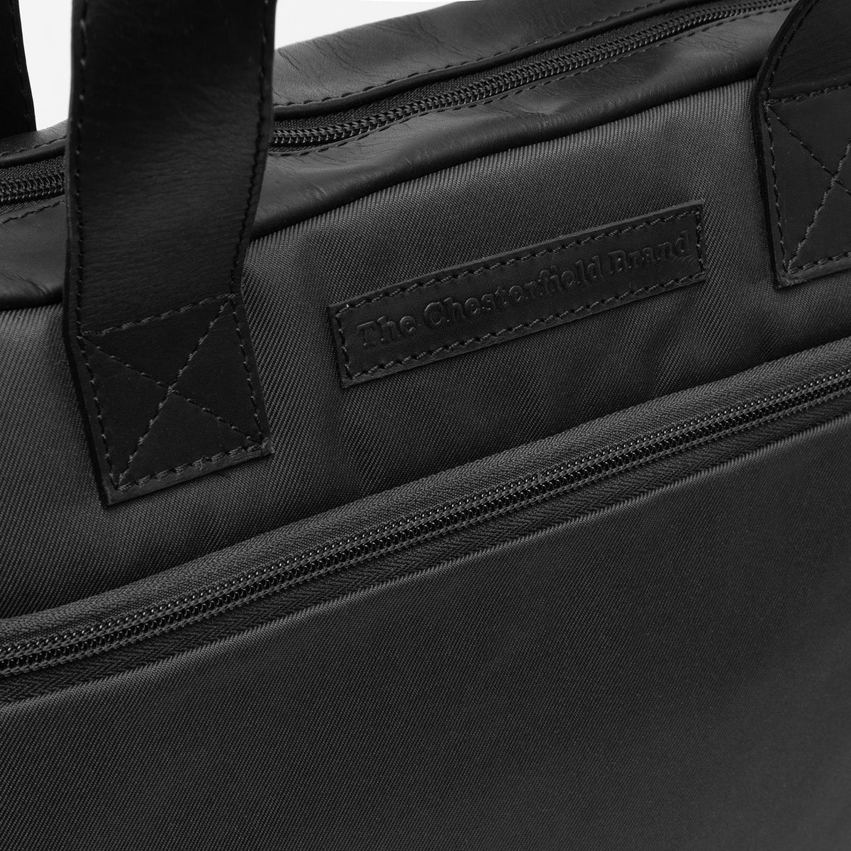 
Fóðursýn Showing Dedicated Padded Laptop Sleeve & Multi-Compartment Organization