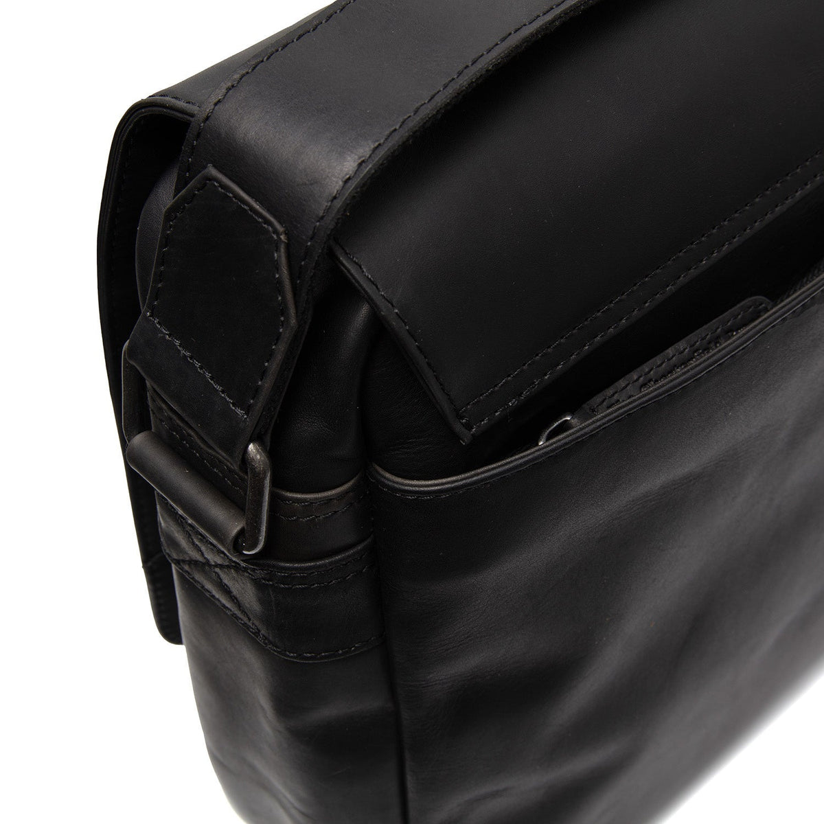 
Solid Antique Brass Hardware & Heavy-Duty Dual Zipper Detail on Richard Leður fartölvutaska