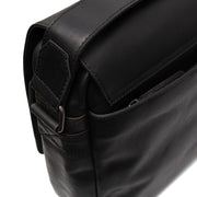 
Solid Antique Brass Hardware & Heavy-Duty Dual Zipper Detail on Richard Leður fartölvutaska