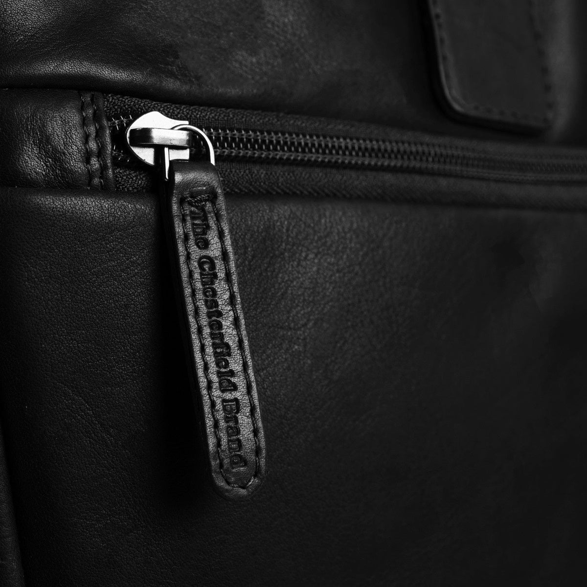 Fóðursýn Showing Dedicated Padded Laptop Sleeve & Multi-Compartment Organization
