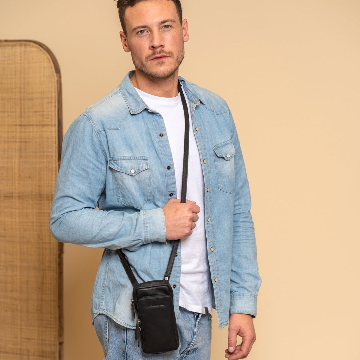 Valdes Full-Grain Leather Phone Bag - Hliðarsýn með vinnuvistfræðilegu ermasniði