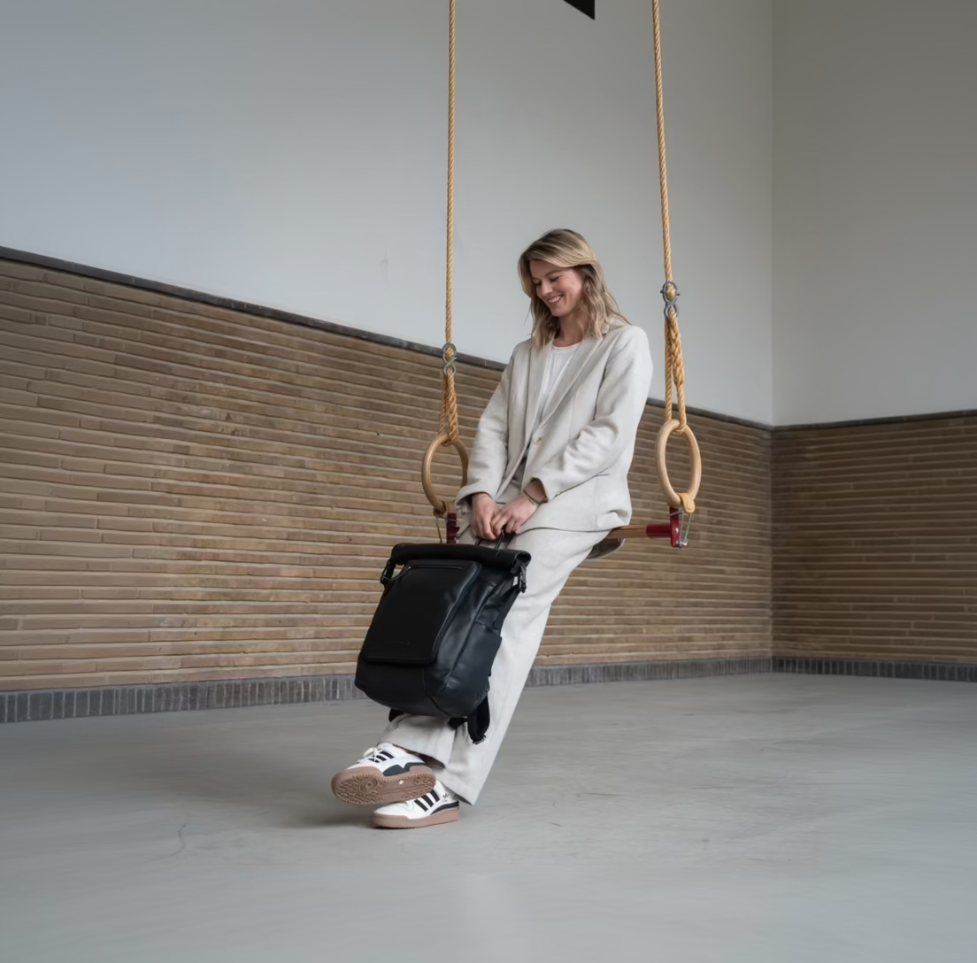 
Fóðursýn Showing Dedicated Padded Laptop Sleeve & Multi-Compartment Organization
