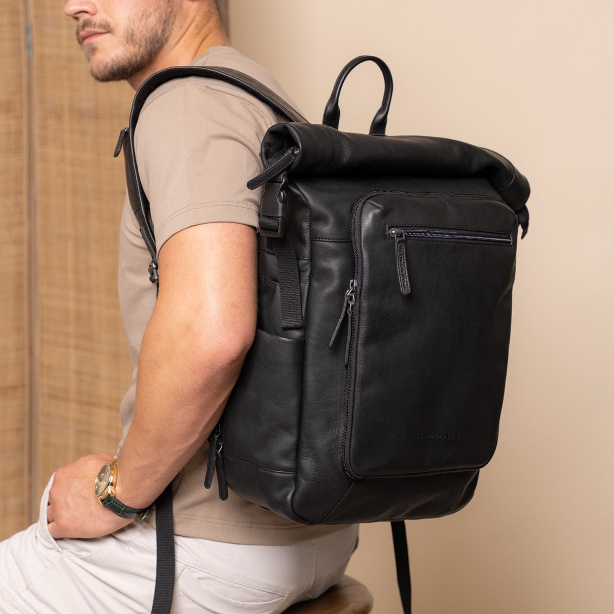 
Classic 100% Full-Grain leather Backpack - Að aftan með styrktum leðurólum