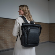 
Remo Ósvikið full grain leður Roll-top Backpack - Hliðarsýn sem sýnir dýpt og rúmmál