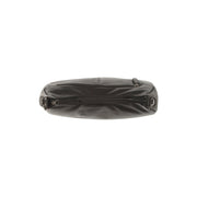 
Solid Antique Brass Hardware & Heavy-Duty Dual Zipper Detail on Alexandria Leðuraxlartaska