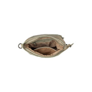 
Solid Antique Brass Hardware & Heavy-Duty Dual Zipper Detail on Sintra Leðuraxlartaska