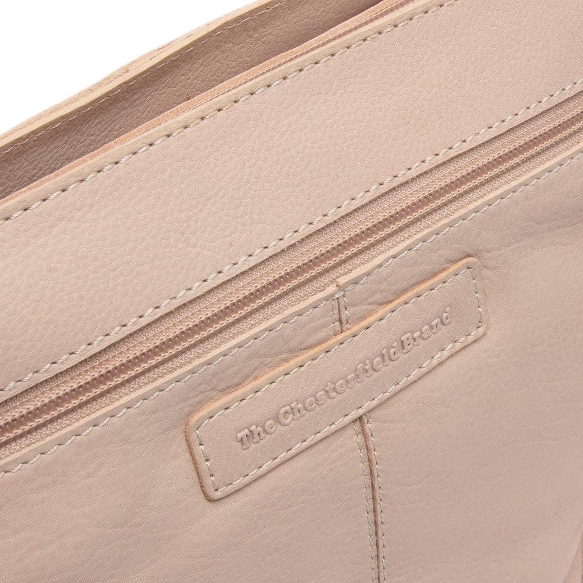 
Solid Antique Brass Hardware & Heavy-Duty Dual Zipper Detail on Zarita Leðuraxlartaska