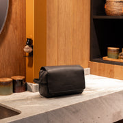 
Classic 100% Full-Grain leather Goods - Að aftan með nákvæmri axlasniði og hreinum fald