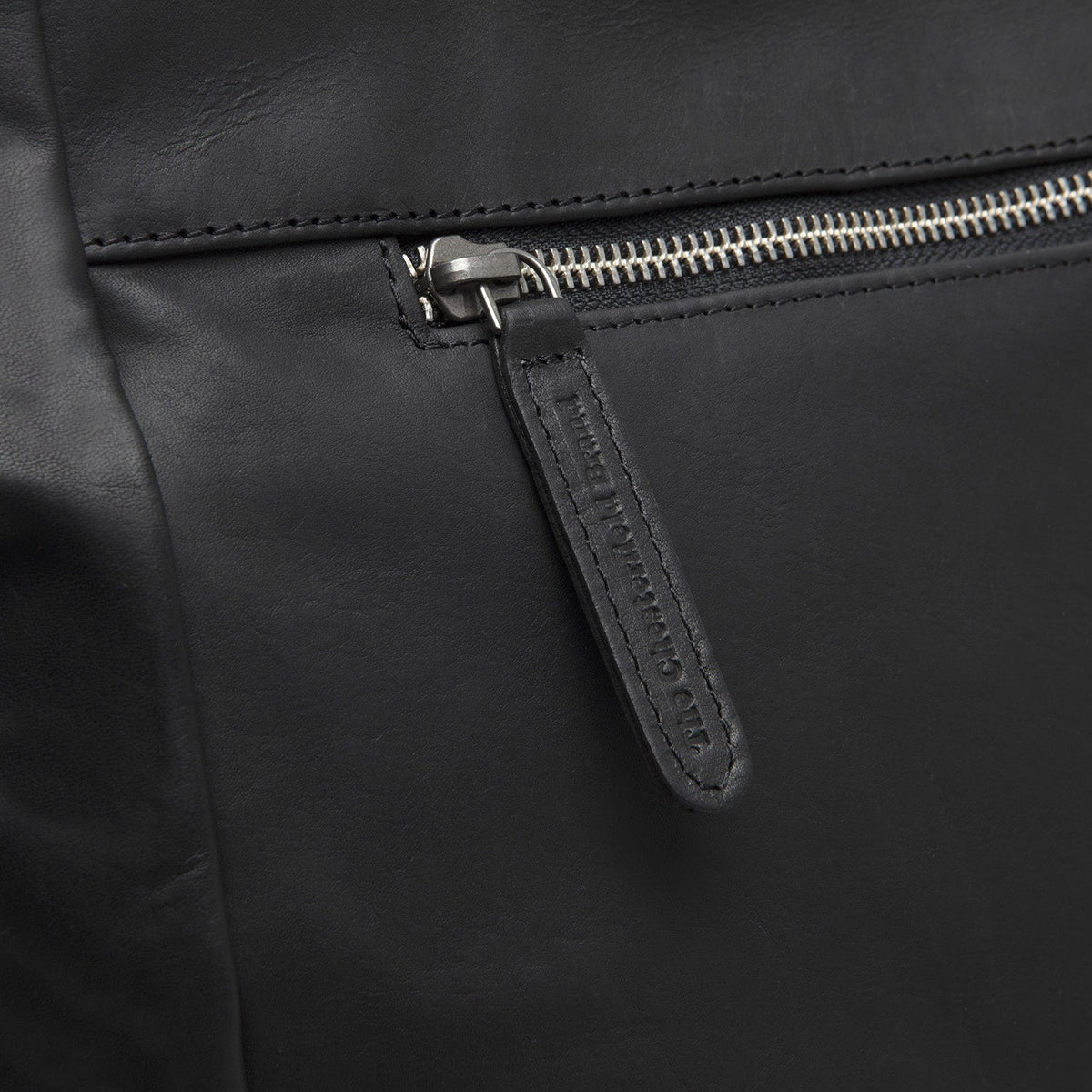 
Solid Antique Brass Hardware & Heavy-Duty Dual Zipper Detail on Berlin Leður innkaupataska