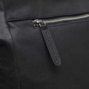 
Solid Antique Brass Hardware & Heavy-Duty Dual Zipper Detail on Berlin Leður innkaupataska