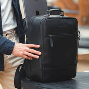 
Jamaica Ósvikið full grain leður Travel Backpack - Að aftan með styrktum leðurólum
