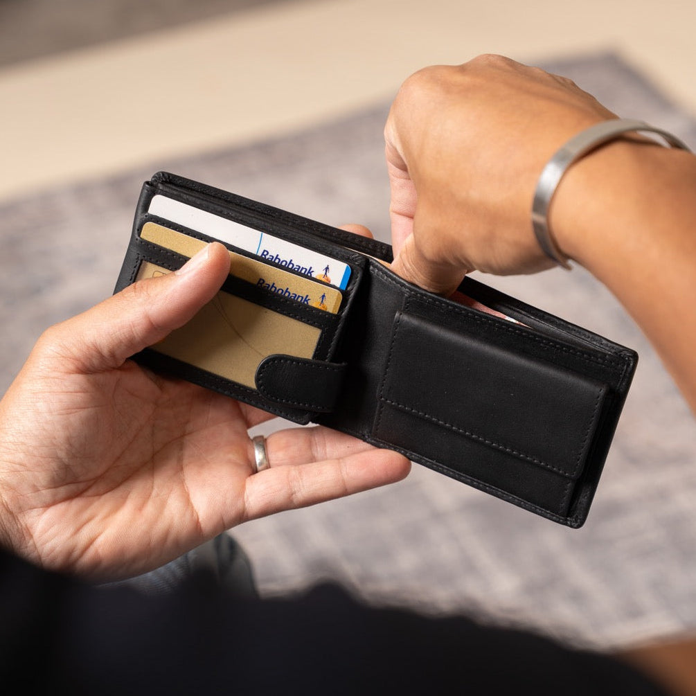 Marvin Ekta full grain leður Wallet - Structured Side Profile Showing Gusset Depth &amp; Expansion Capacity