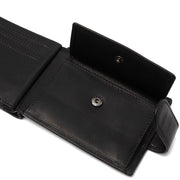 
Solid Antique Brass Hardware & Heavy-Duty Dual Zipper Detail on Yamba Leðurveski