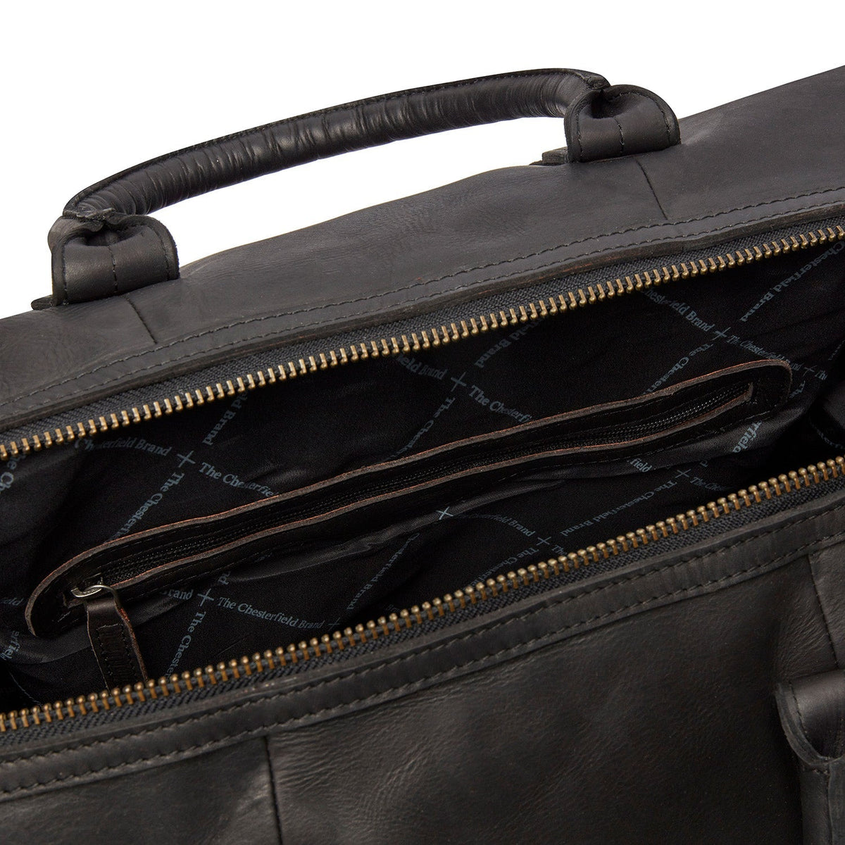 
Solid Antique Brass Hardware & Heavy-Duty Dual Zipper Detail on Portsmouth Leður helgartaska