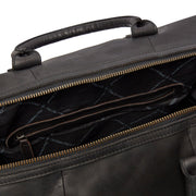 
Solid Antique Brass Hardware & Heavy-Duty Dual Zipper Detail on Portsmouth Leður helgartaska