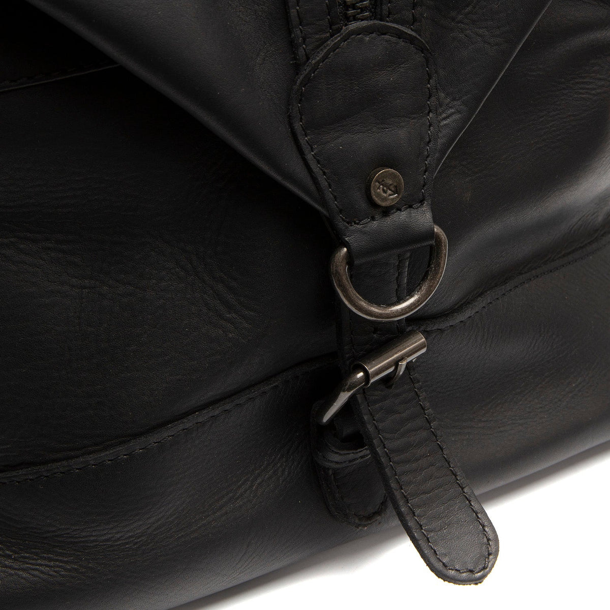 
Solid Antique Brass Hardware & Heavy-Duty Dual Zipper Detail on Portsmouth II Leður helgartaska