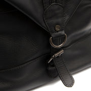 
Solid Antique Brass Hardware & Heavy-Duty Dual Zipper Detail on Portsmouth II Leður helgartaska