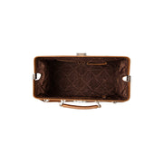 
Solid Antique Brass Hardware & Heavy-Duty Dual Zipper Detail on Texel Leður helgartaska