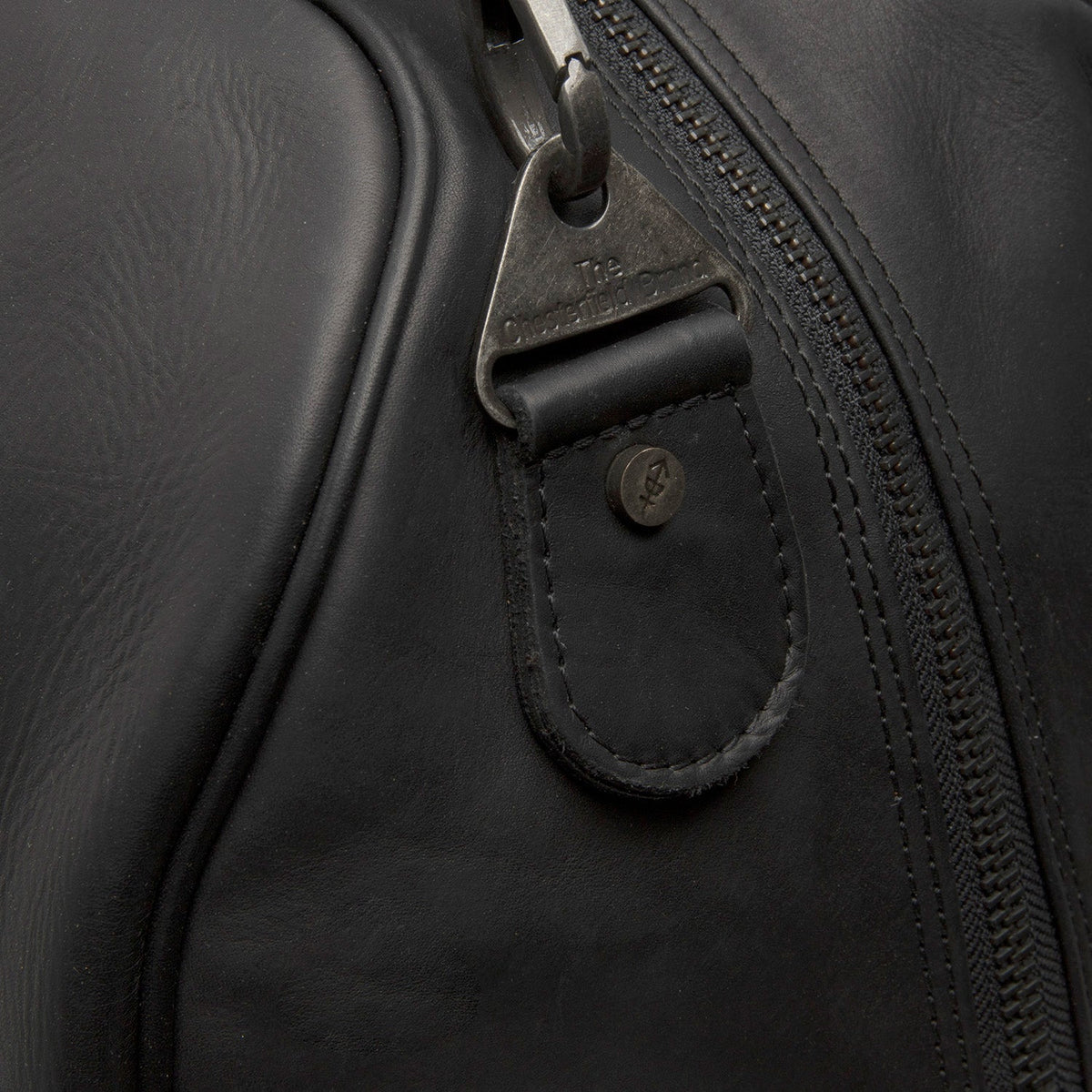 
Solid Antique Brass Hardware & Heavy-Duty Dual Zipper Detail on William Leður helgartaska