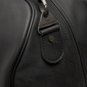
Solid Antique Brass Hardware & Heavy-Duty Dual Zipper Detail on William Leður helgartaska